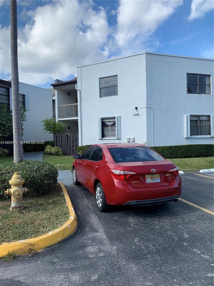REMODELED 2/2 IN POPULAR BLEAU FONTAINE! HAS VAULTED CEILINGS WITH NEW KITCHEN AND MUCH OTHER REMODELING! HAS NEW HURRICANE SHUTTERS AND IS EASY TO SHOW ON LOCKBOX. VERY CLOSE TO FIU SOUTH CAMPUS. FULL SIZE WASHER/DRYER IN UNIT. FRESHLY PAINTED!