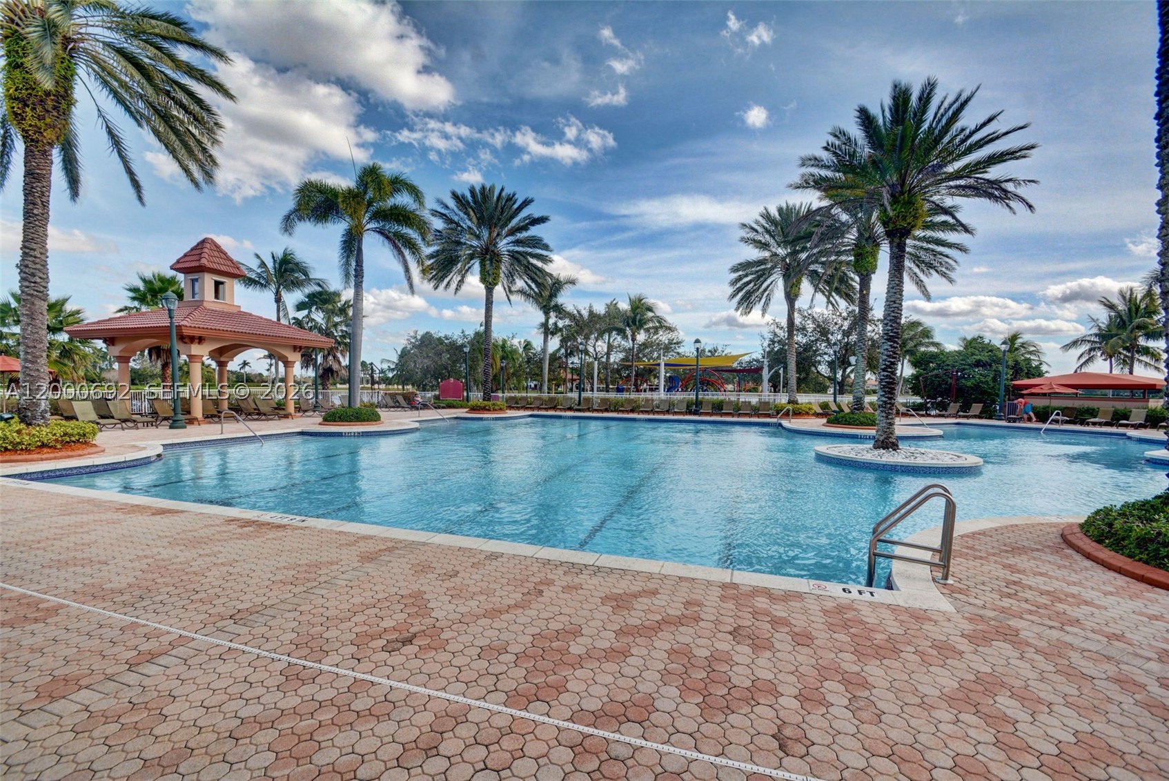 SUNSET LAKES - Residential