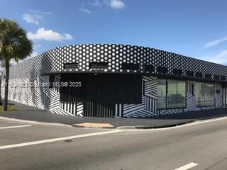 Available Gallery Space for Rent in a Well-Established Studio Complex

Enjoy an all-inclusive rental that covers all expenses. Simply bring your artwork or studio setup and begin your creative journey. Located in the vibrant 7th Avenue Corridor, a thriving area close to Wynwood, Midtown, and the Design District. Visit Arthood56  for more details.No key money required.