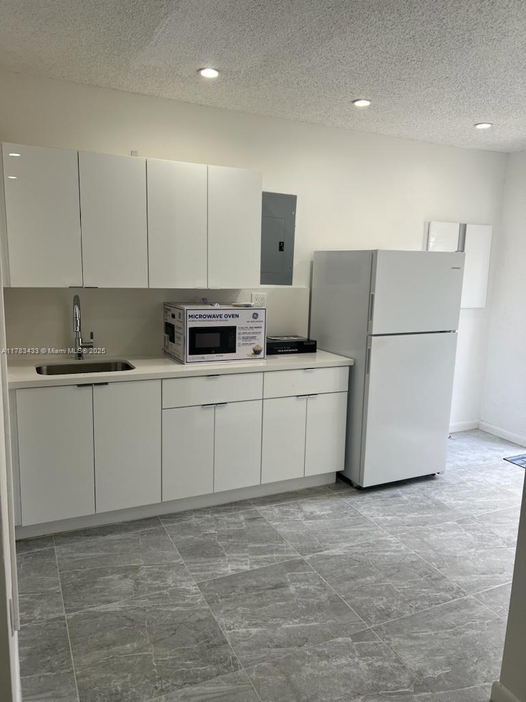 Great efficiency move in ready. Water, electricity and internet included. 2 parking spots. Patio area to enjoy as well as own separate entrance.