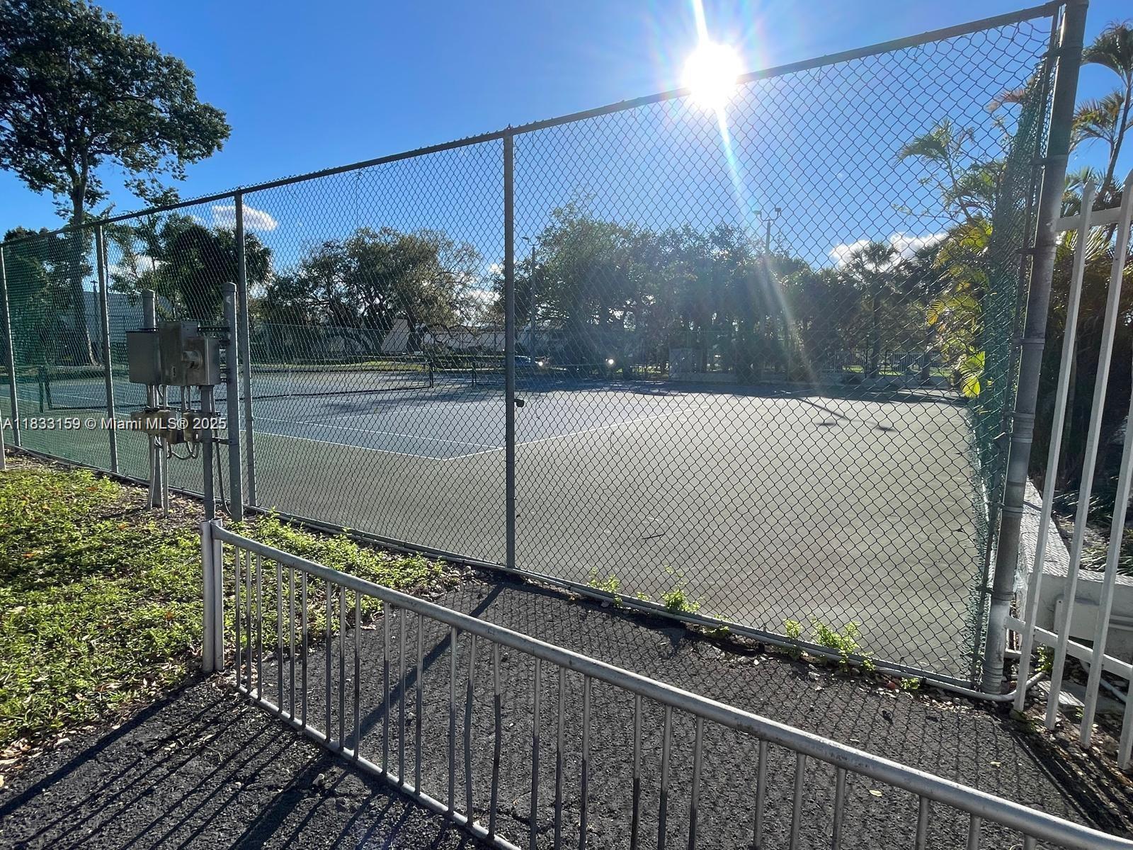 SNAPPER CREEK TOWNHOUSES - Residential Lease