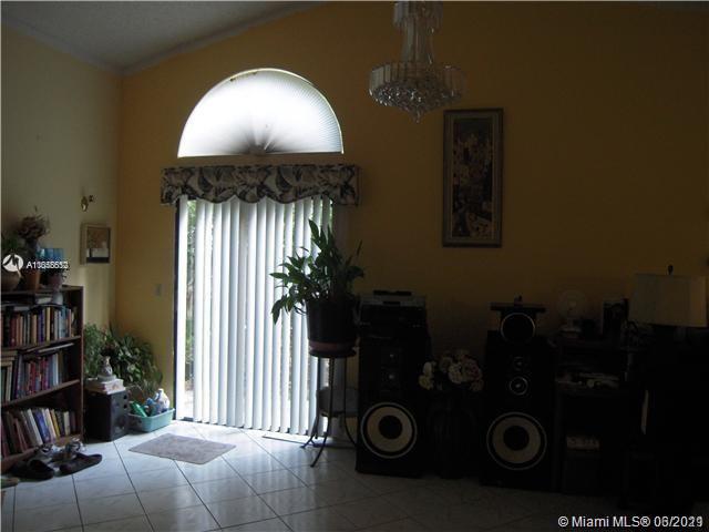 GREAT HOUSE IN A REALLY RESIDENTIAL AREA, EASY TO SHOW, UNIT IS VACANT. DON'T MISS IT