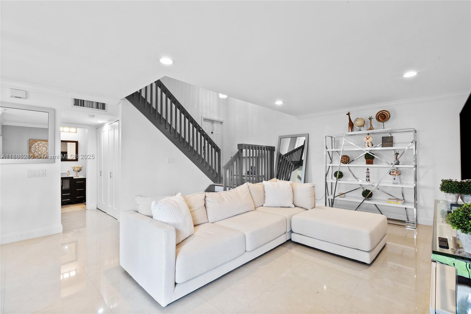 LAKES MEADOW VILG HOMES C - Residential