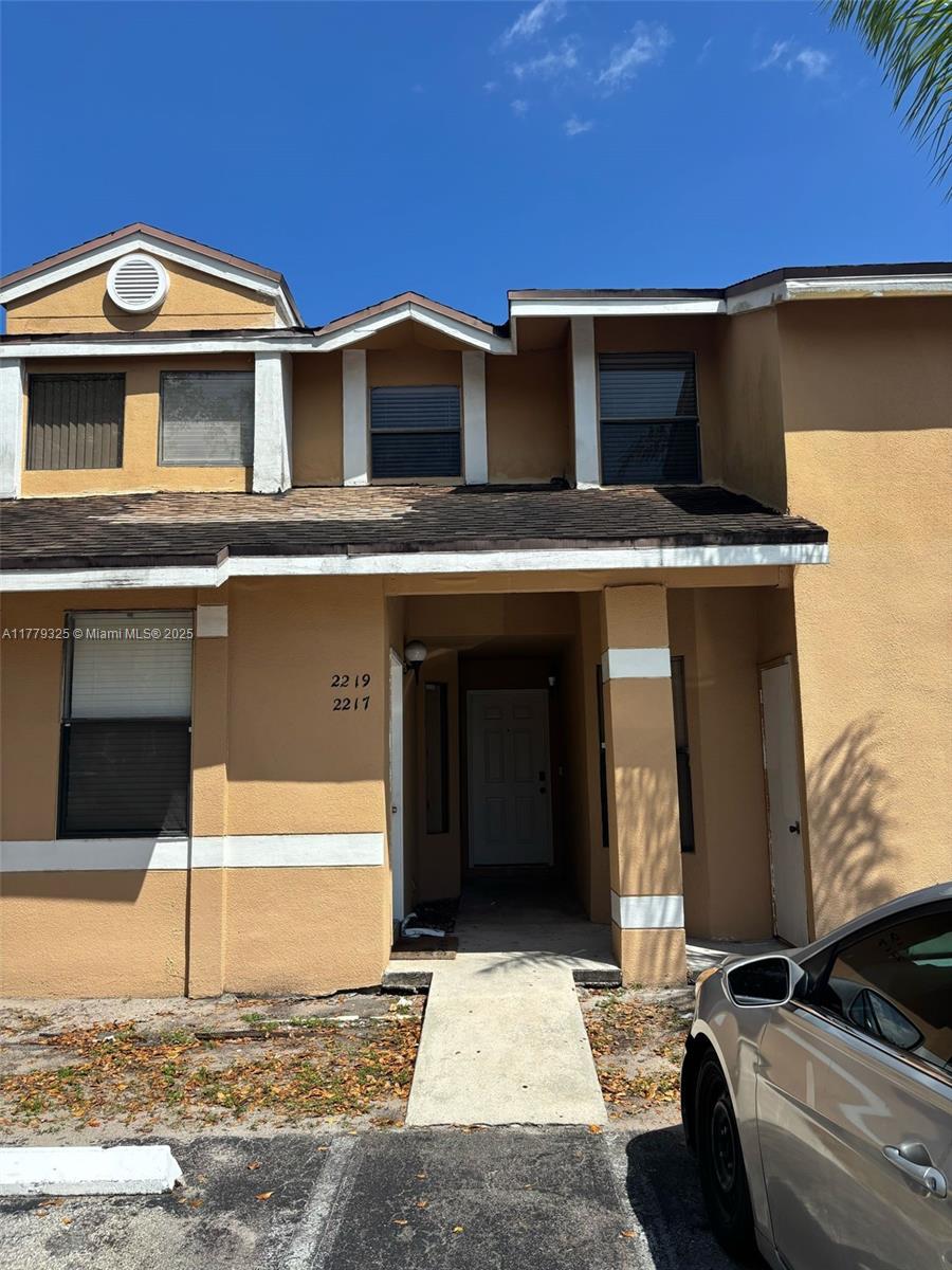Freshly painted 2 bed 2 bath condo in the heart of Miramar. Located in a gated community -  Great location - close to I95 and Turnpike. Community Pool. Ready to lease!