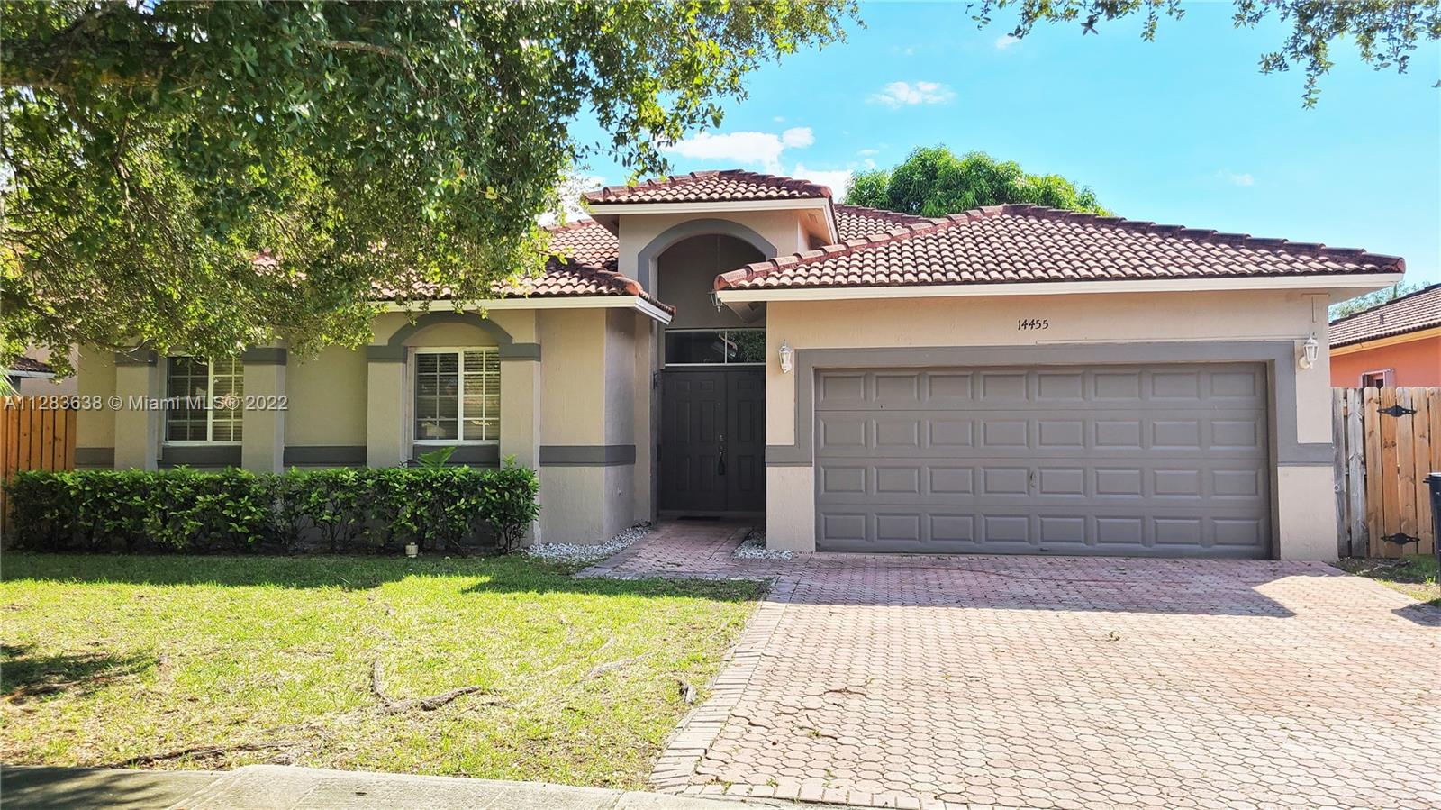 Great 4/2 home in top shape condition. Ready to be occupied. Home has tile floors in all living areas and laminate wood in all bedrooms. High ceilings with granite counters in the kitchen, stainless steel appliances. Breakfast nook, eat-in counter in the kitchen, and ample living areas. The Master bedroom offers dual walk-in closets, his/hers sinks, shower, bathtub, and bidet. All bedrooms have great closet space. Big back yard, 2 car garage. no HOA.