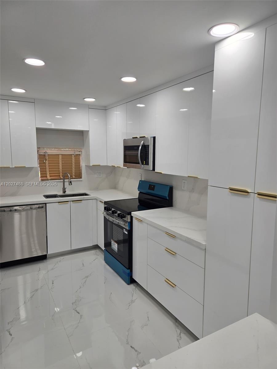 HOLLYBROOK GOLF AND - Residential