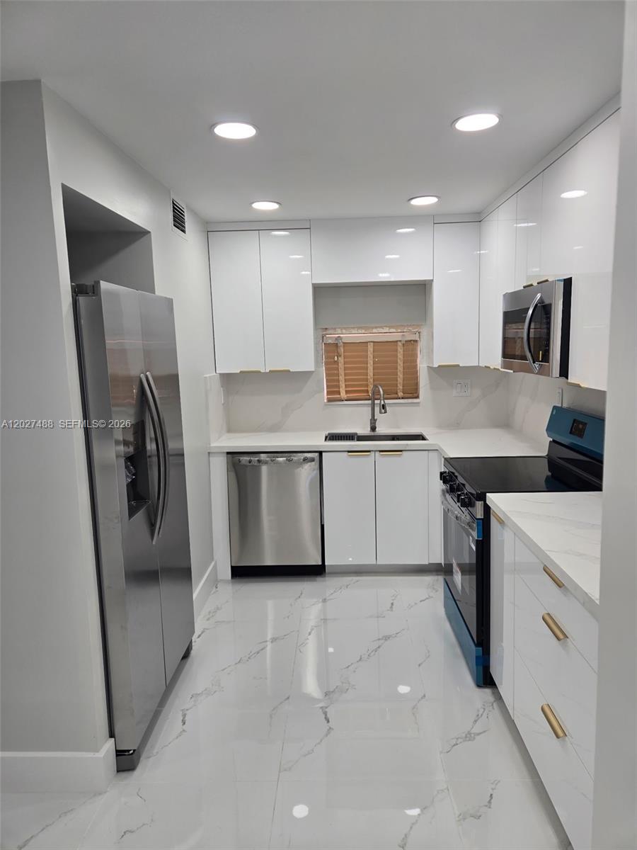 HOLLYBROOK GOLF AND - Residential