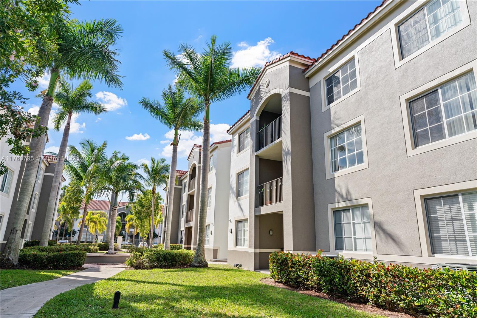 Garden-style 2/2 unit at Gables Court Condominium in South Miami. Spacious layout, washer/dryer, private balcony/patio. Ample storage, natural light. Tranquil atmosphere surrounded by lush greenery. Contact to schedule a viewing,