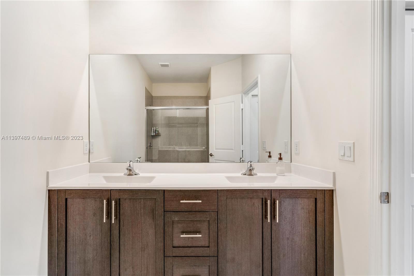 AQUABELLA NORTH REPLAT - Residential Lease
