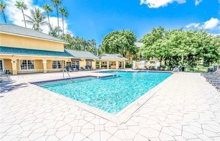 WINDWARD LAKES CONDO - Residential