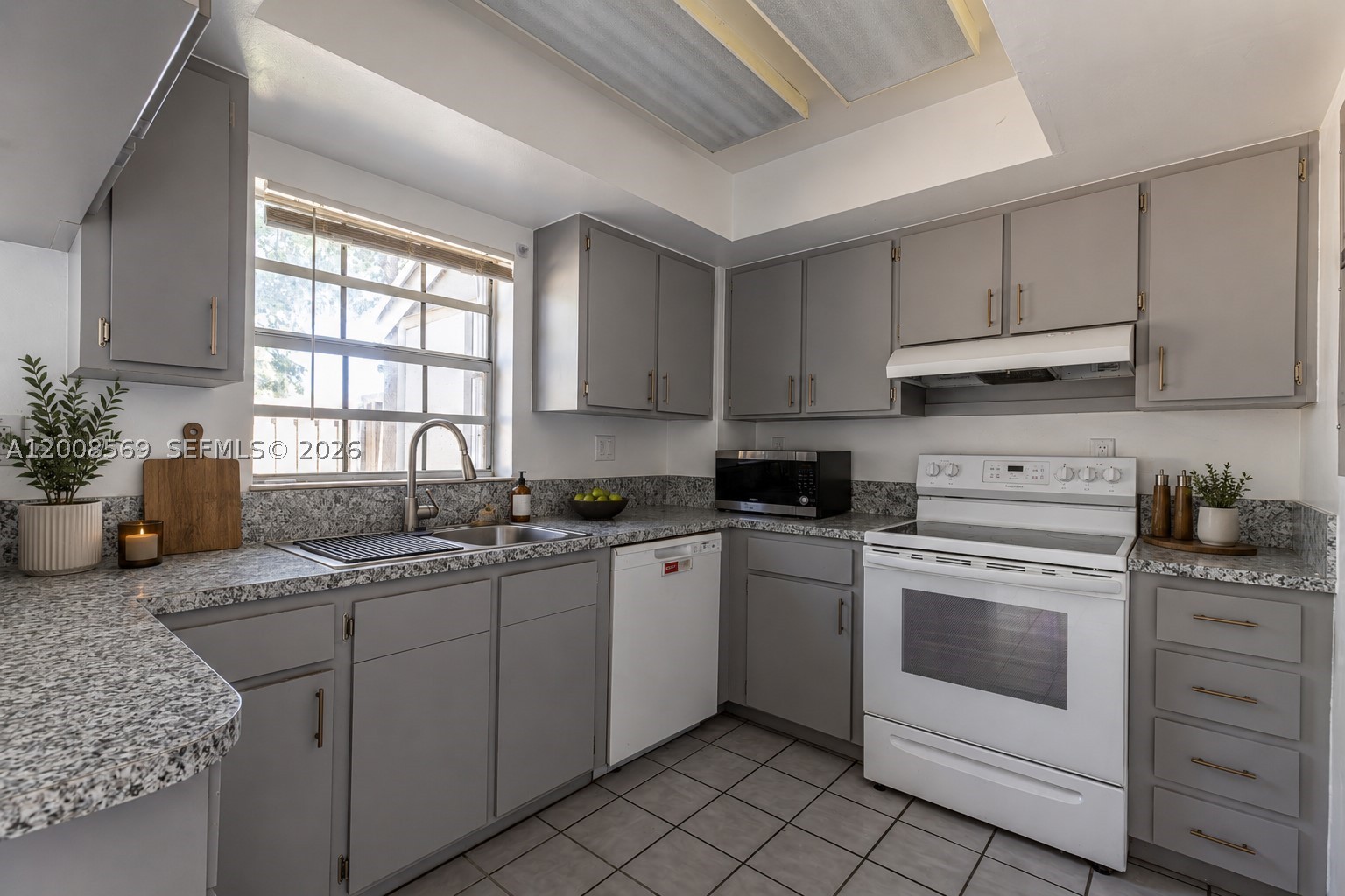 FLAMINGO GARDENS PHASE FO - Residential