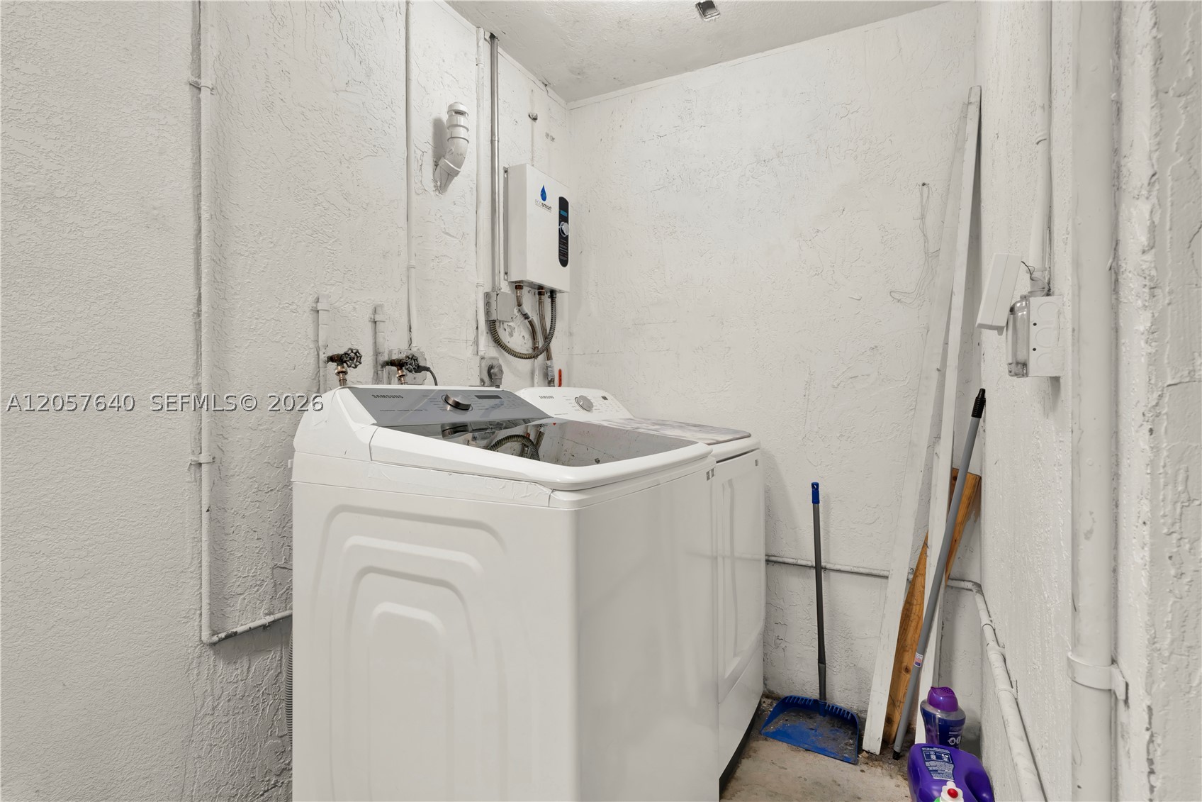 A B AT TAMIAMI TRAIL PHAS - Residential