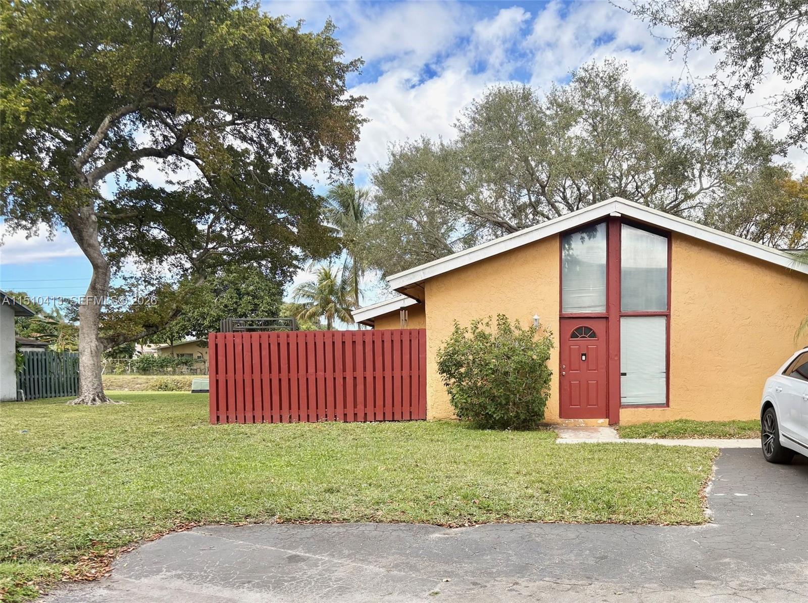 BEAUTIFUL CORNER VILLA IN PLANTATION* 2 BEDROOMS/2 BATHROOMS * VAULTED CEILINGS * TILE FLOORS * FULL SIZE WASHER AND DRYER INSIDE THE UNIT* NEW FENCE IN THE YARD * CANAL VIEWS * GREAT INVESTMENT * PET FRIENDLY *ALL AGES * OK TO RENT RIGHT AWAY * CONVENTIONAL LOAN  OR CASH*