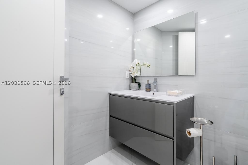 MARINA TOWER CONDO - Residential