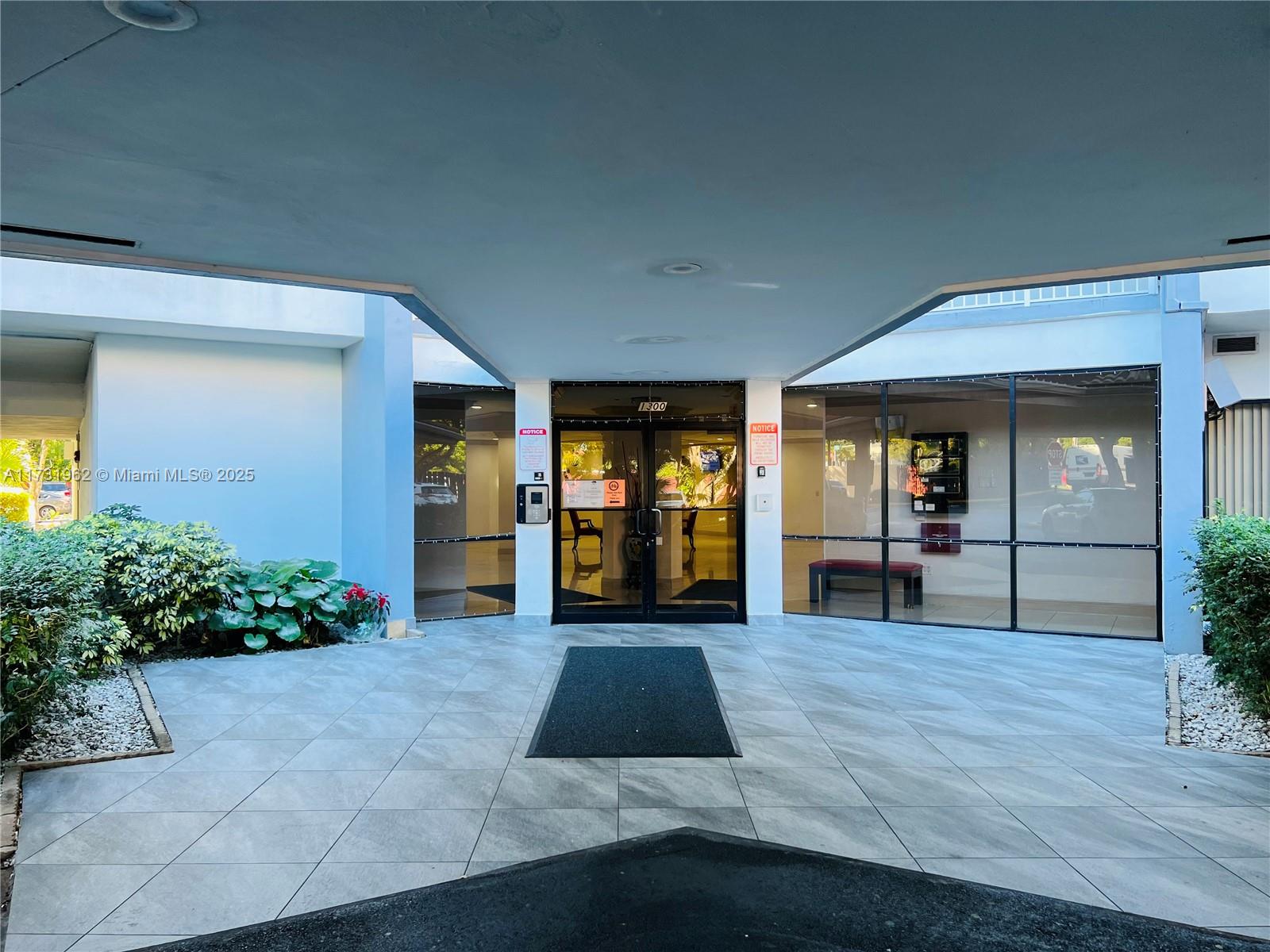 WILSHIRE CONDO - Residential Lease