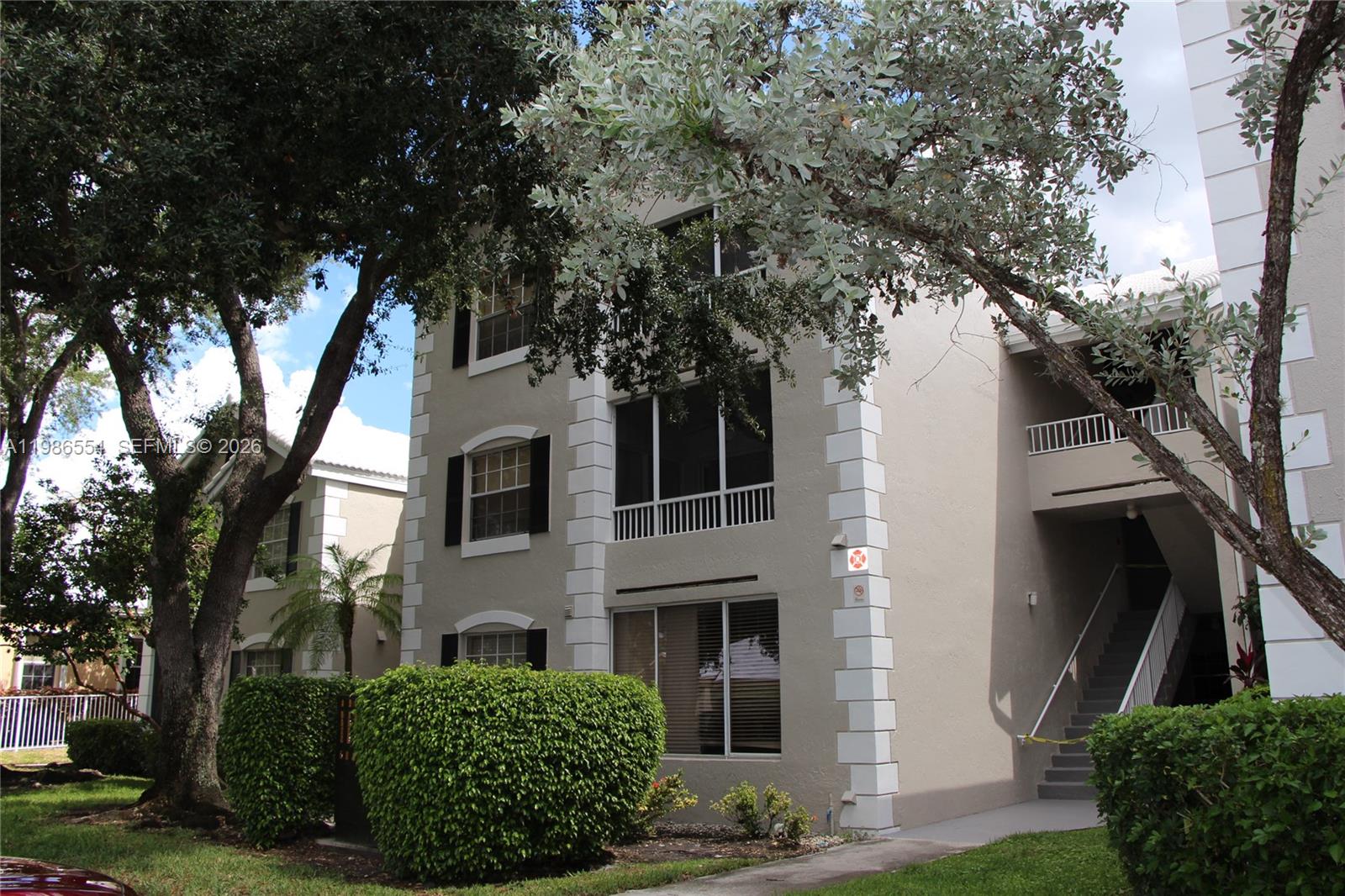 Splendid 2/2 first floor unit at Lakeview Club completely renovated. Ceramic and laminate floors, washer and dryer inside the unit, up t 3 parking spots. Enjoy the community plenty of amenities as a many pools, exercise room, green areas and lakes. Excellent conditions.