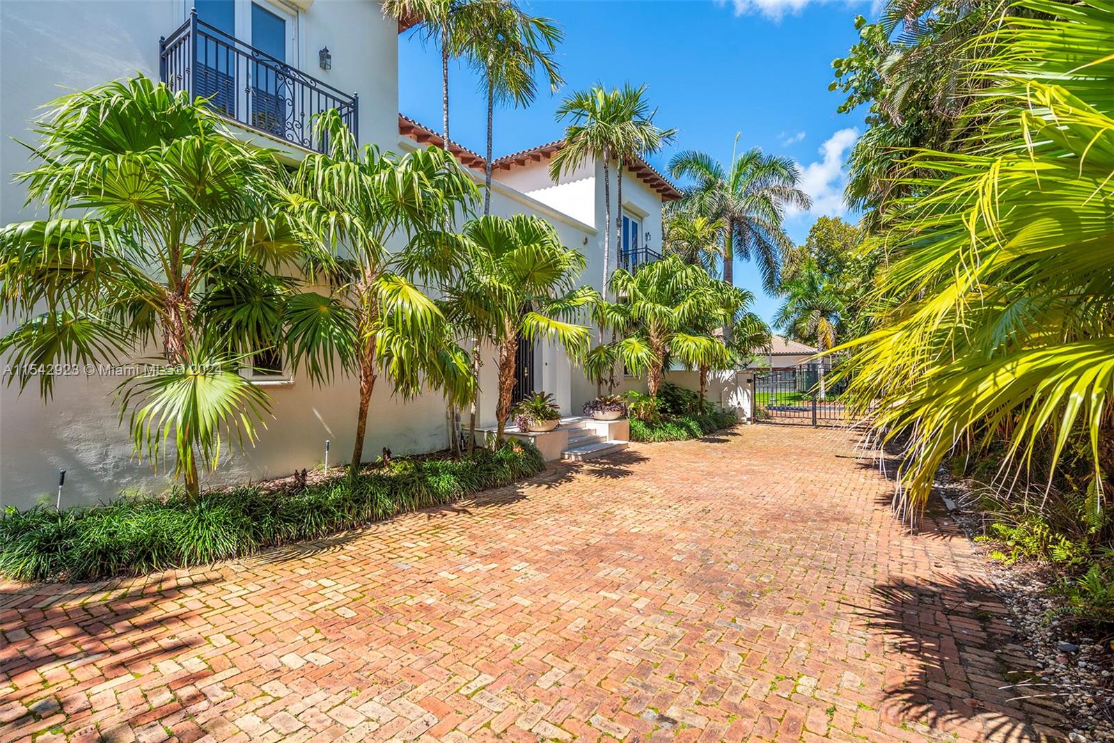 GOLDEN BEACH SEC C - Residential