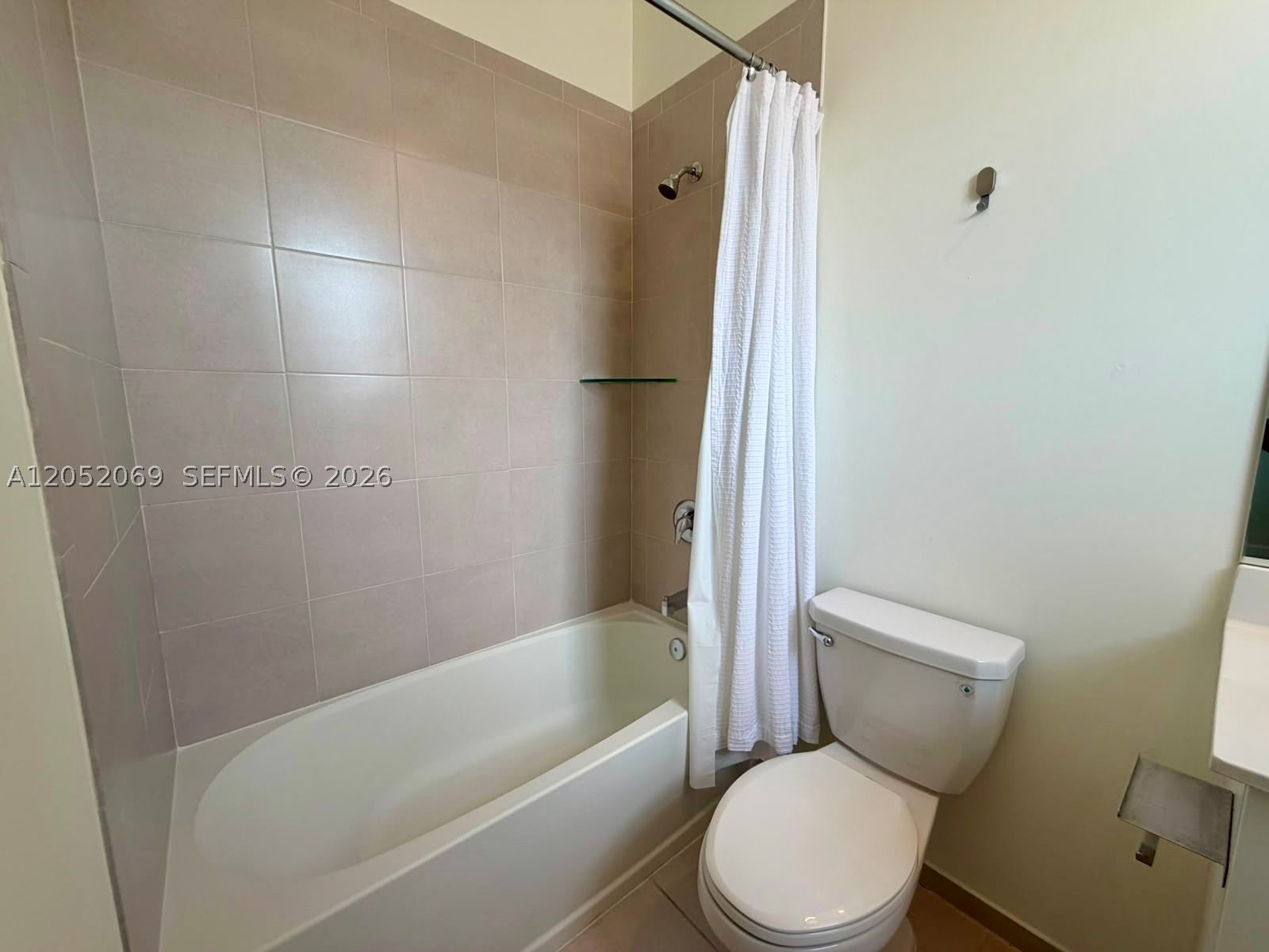 AQUABELLA NORTH REPLAT - Residential Lease