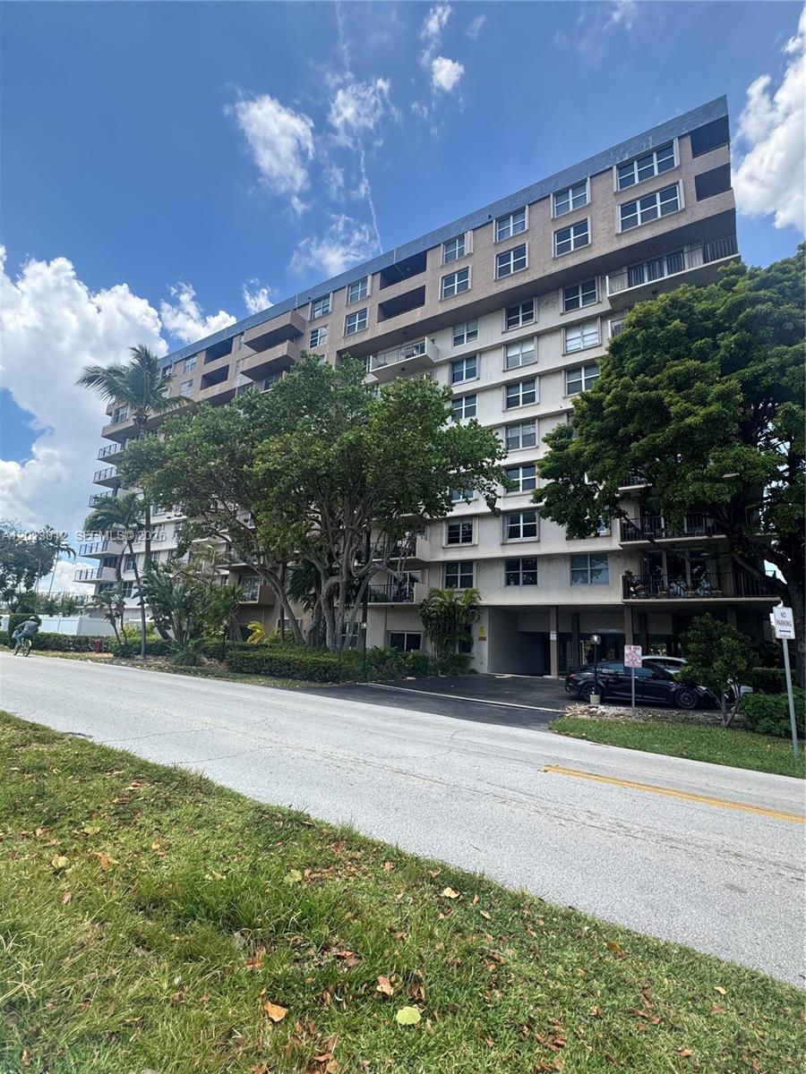 Beautifully renovated 2-bedroom, 2-bathroom condo located just minutes from the beach. This stunning unit features high-end finishes and has been completely updated with quality materials throughout. Brand new appliances are included, and a new washer and dryer are conveniently installed inside the unit.
Enjoy a bright and modern living space with an amazing view that offers a vibrant city feel. Situated in a prime location, this property provides easy access to shopping, dining, and all essential amenities—everything you need is just around the corner.
Perfect for both living and investment!