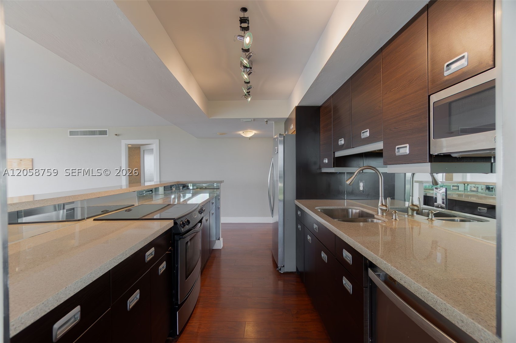 ENVOY CONDO - Residential