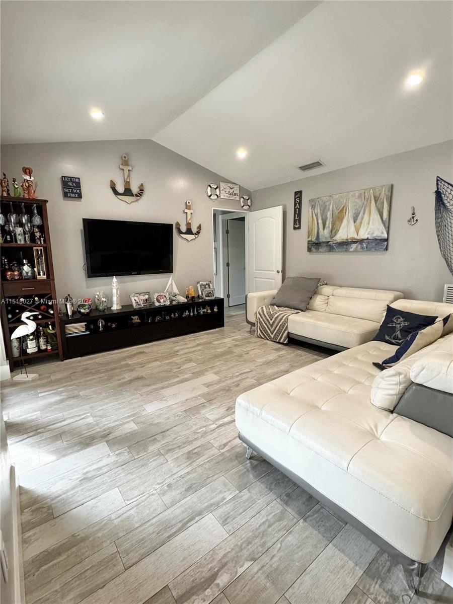 GLEN COVE SEC 1 - Residential Lease