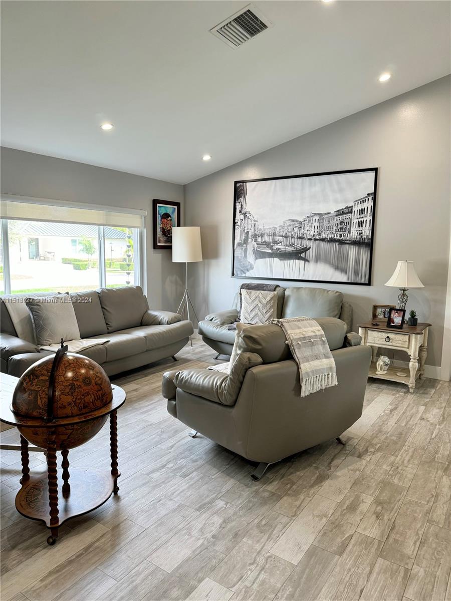 GLEN COVE SEC 1 - Residential Lease