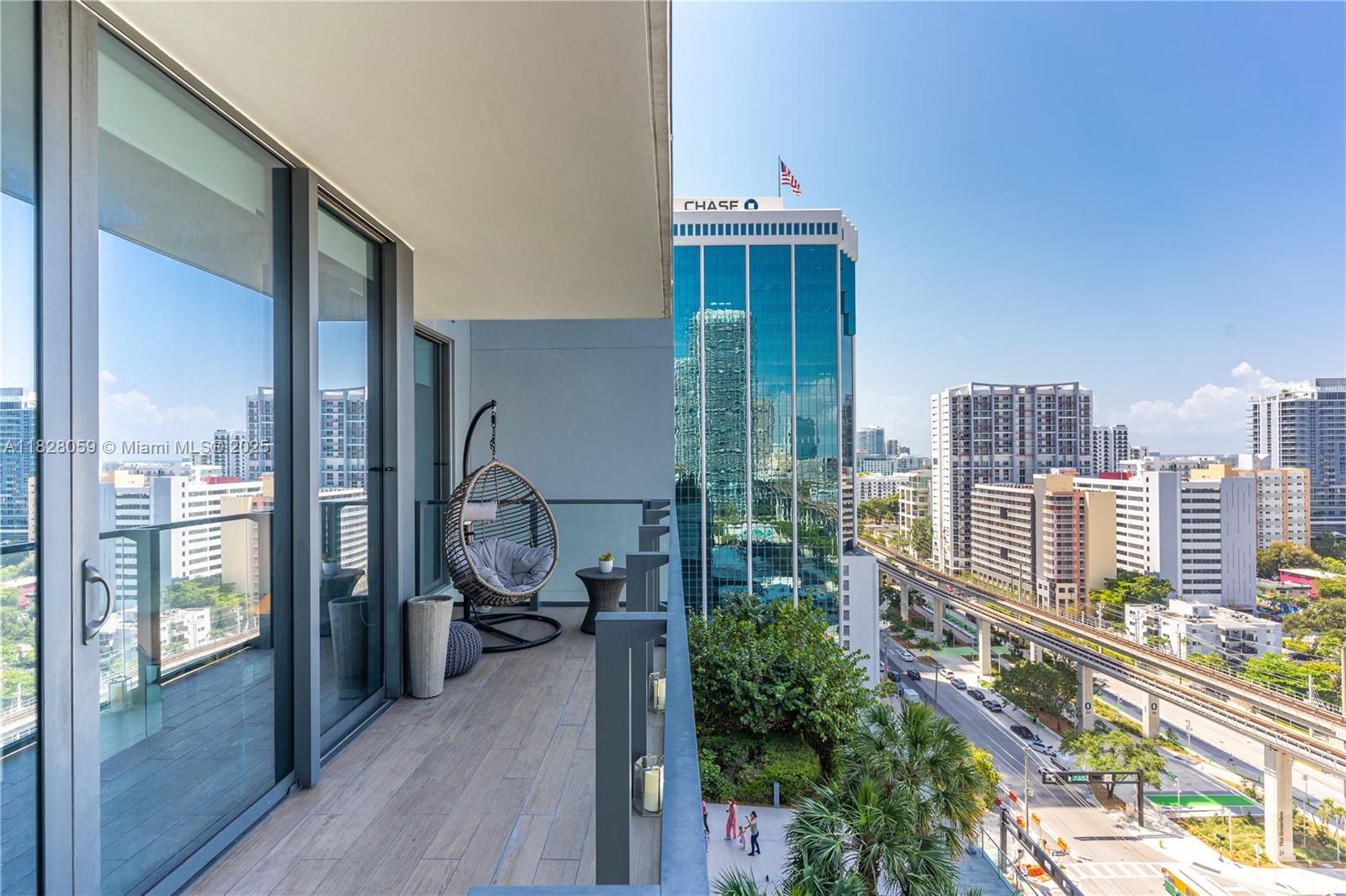 Beautiful apartment at Rise at Brickell City Center. Best neighborhood to live in Miami, Miami's financial district. Breathtaking views of Miami Skyline. Bosch appliances, washer, dyer, wine cooler, grey tile floors, etc. 5 star amenities State of Art Fitness Center, 24 hours concierge and valet, spa, pool, business center, child's play room and outdoor playground and much more.