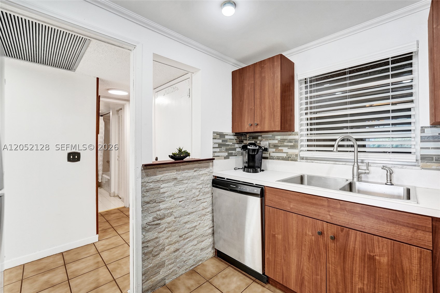 TANGERINE CONDOMINIUM EIG - Residential Lease