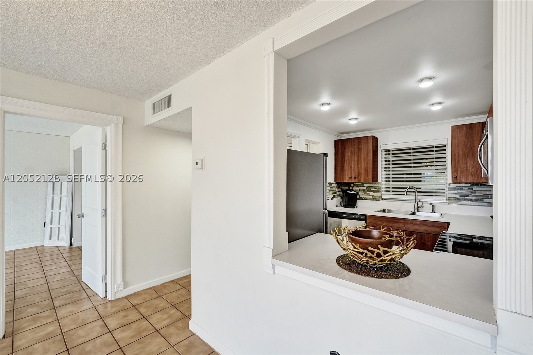 TANGERINE CONDOMINIUM EIG - Residential Lease