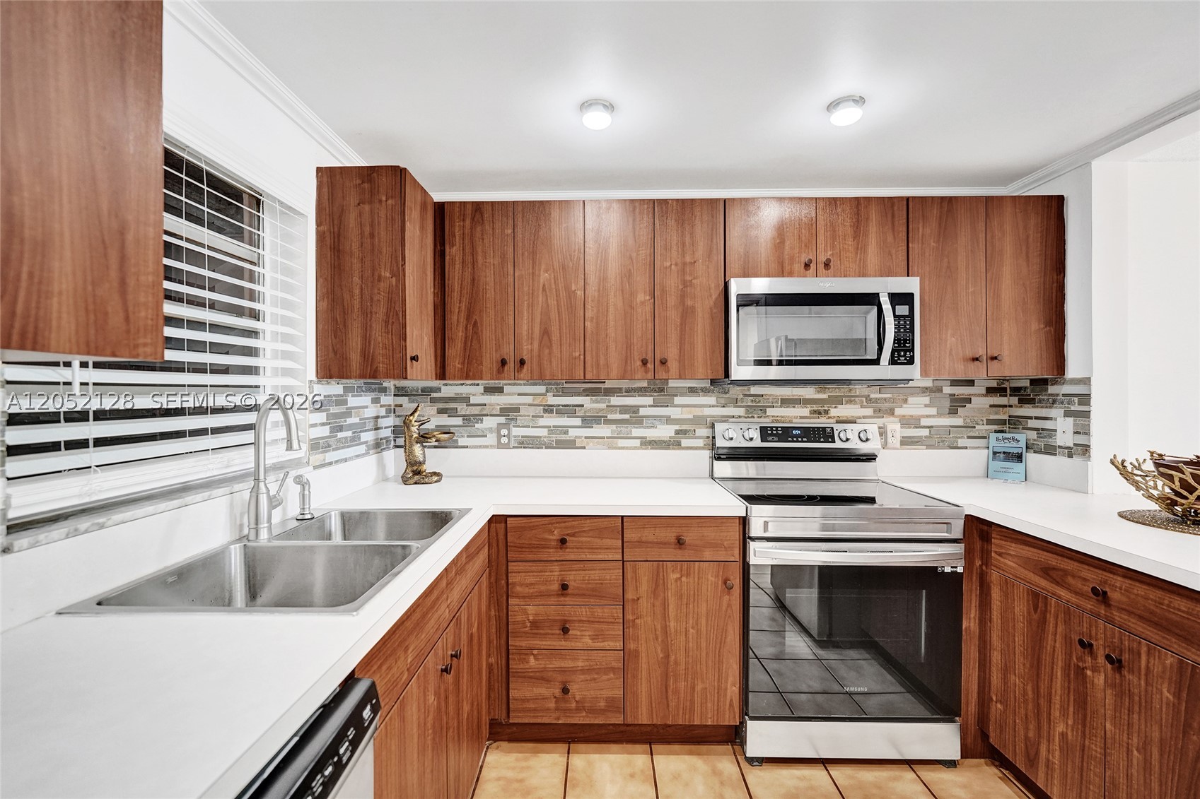 TANGERINE CONDOMINIUM EIG - Residential Lease