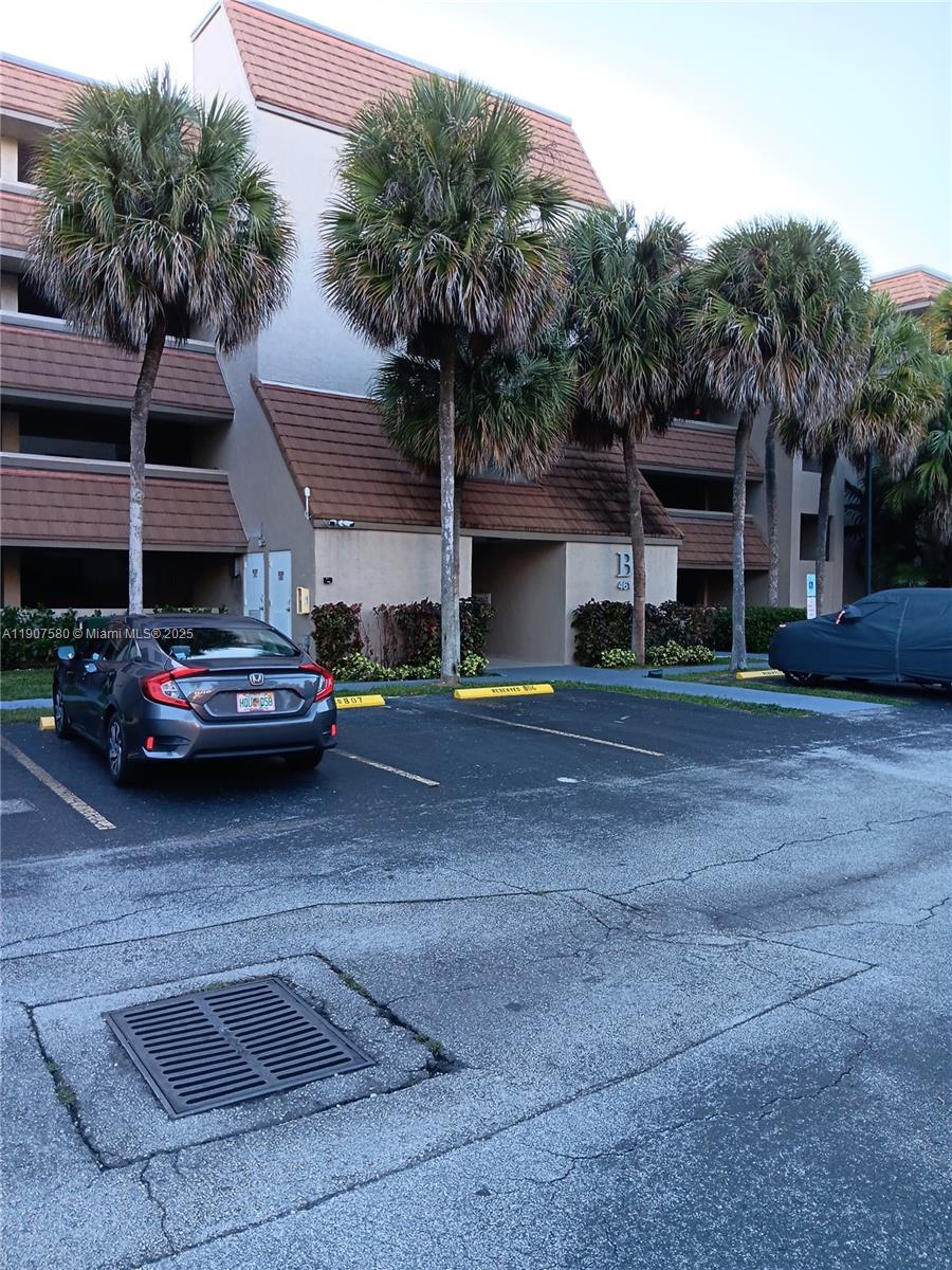 2-BED 2-BATH
Nice Condo in great location with one assign parking space, tile flooring. HOA REQUIRES 20% DOWN PAYMENT.