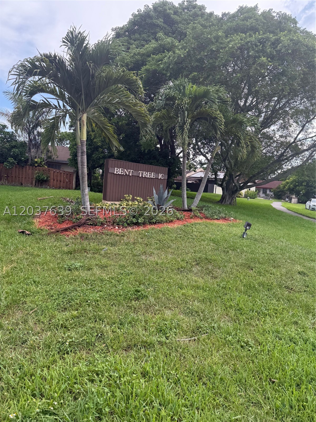 This villa in the Bentree area has everything a family is looking for: an entrance on the ground floor with ample parking, and  complete remodeled, and a kitchen that opens onto the living area. Just minutes from Miller Drive (56th Street) and close to supermarkets—including the fantastic new Publix opening soon. Convenient to schools, expressways, and much more. Features a backyard ideal for BBQs. Move-in ready. Call for an appointment.