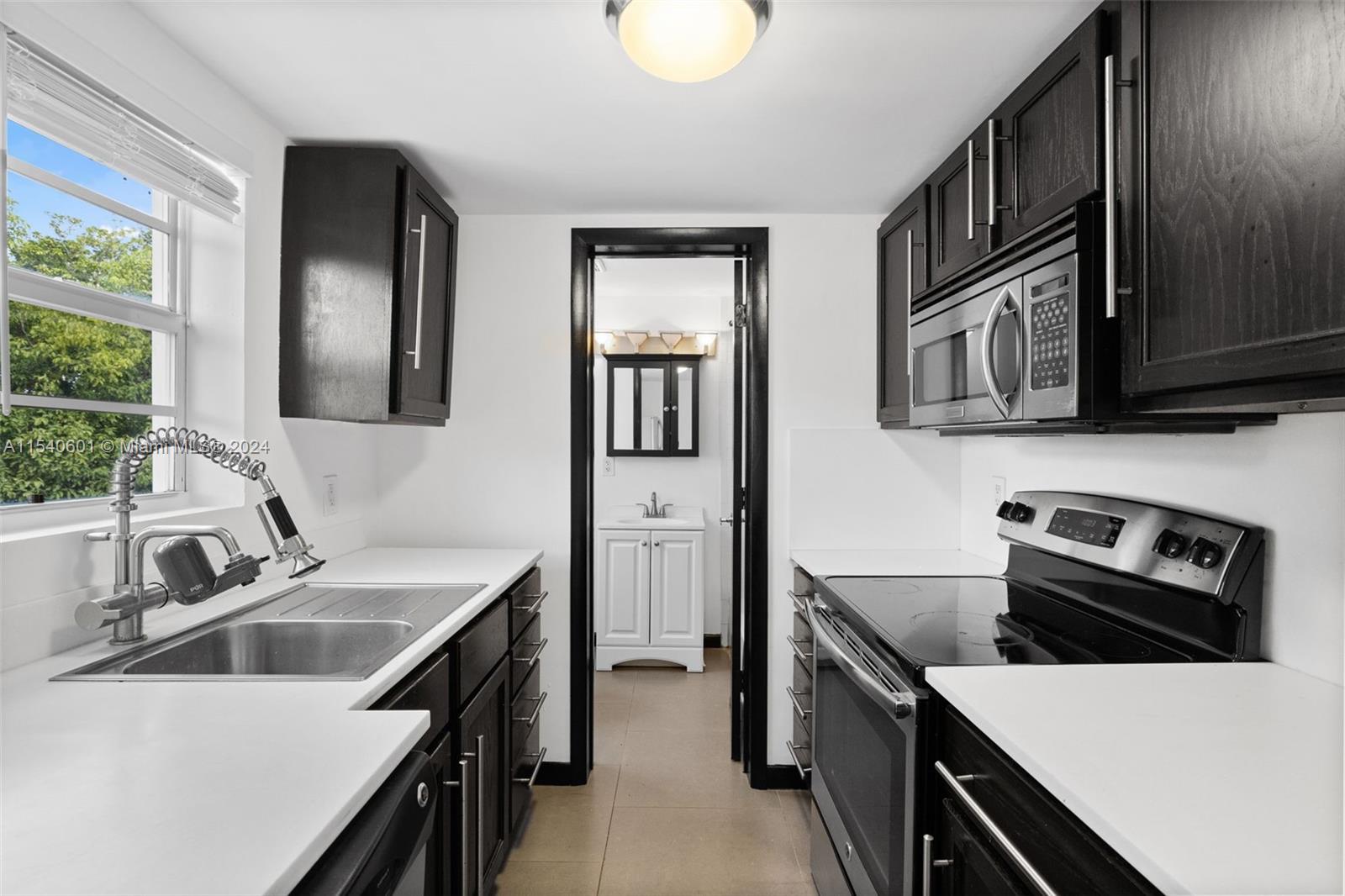 Fully remodeled spacious studio located in the heart of Shenandoah. Features freshly painted walls, tile flooring, washer/dryer, central ac, custom kitchen with quarts countertop. Minutes away from Brickell, Little Havana, Coral Gables, Coconut Grove, and Miami International Airport.