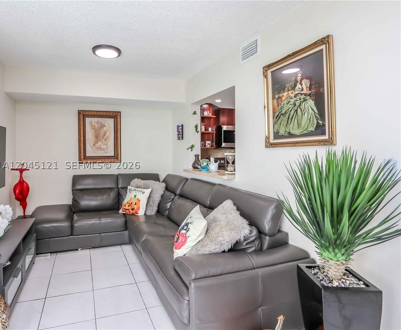 Spacious and well-maintained 2-bedroom, 2-bathroom condo located in a desirable area, located in International Towers Condo. This bright third-floor unit offers approximately 910 sq. ft. of living space with a functional floor plan, ample natural light, and comfortable living areas, laundry inside of unit, 1 parking assigned and visitor parking, Centrally located near FIU, International & Dolphin Malls, major highways (836, Turnpike, and 826), shopping centers, restaurants, schools, and public transportation, providing easy access to all areas of Miami.
all showings must be by appointment, contact L/A today!
** Do not miss it**