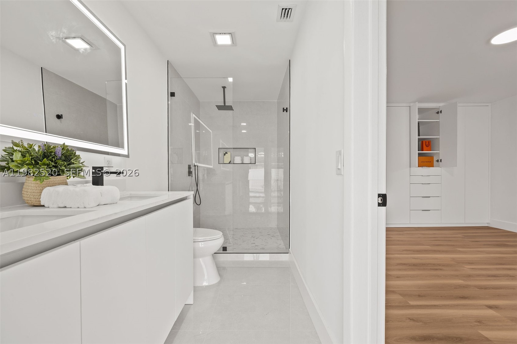 COUNTRY CLUB VILLAGE SEC - Residential