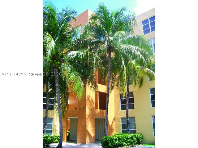 International Club welcomes you! We offer property amenities and features that everyone will enjoy. Quietly situated minutes from the Palmetto Expressway, our community strikes the ideal balance between pleasure and convenience