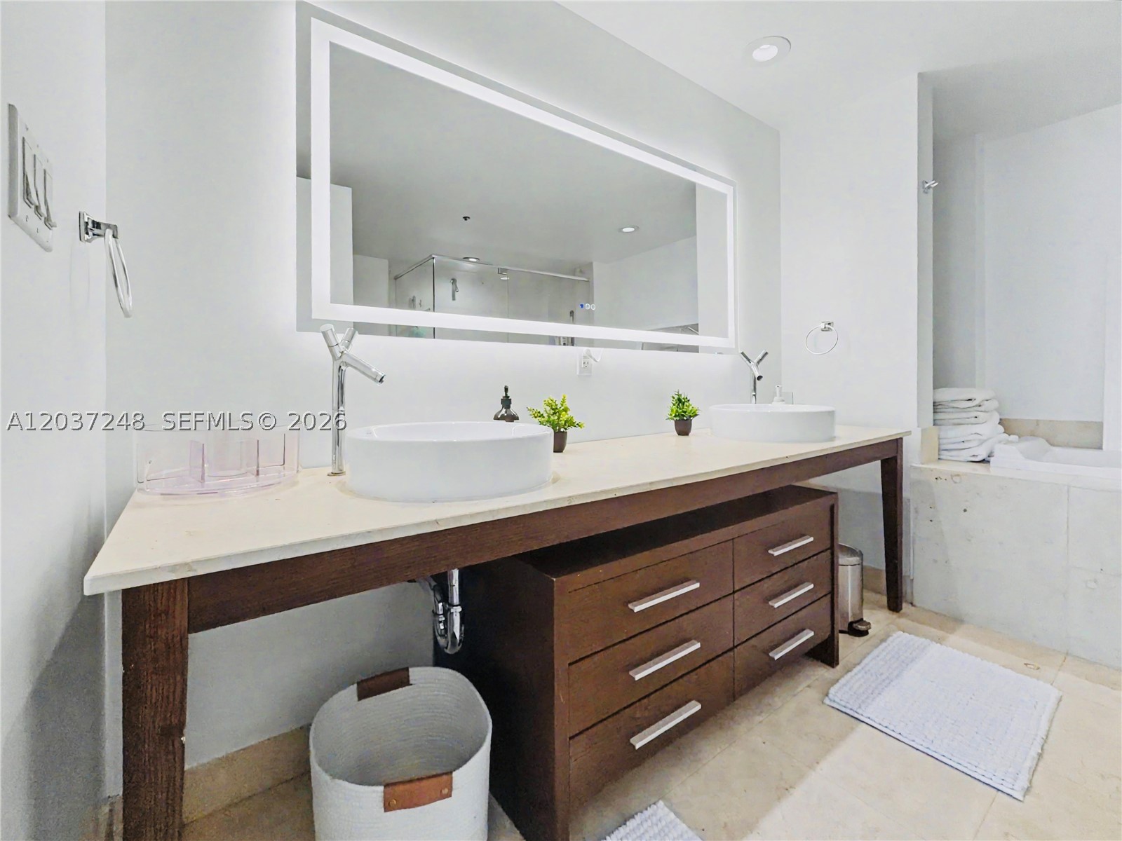 ICONBRICKELL CONDO NO 1 - Residential Lease
