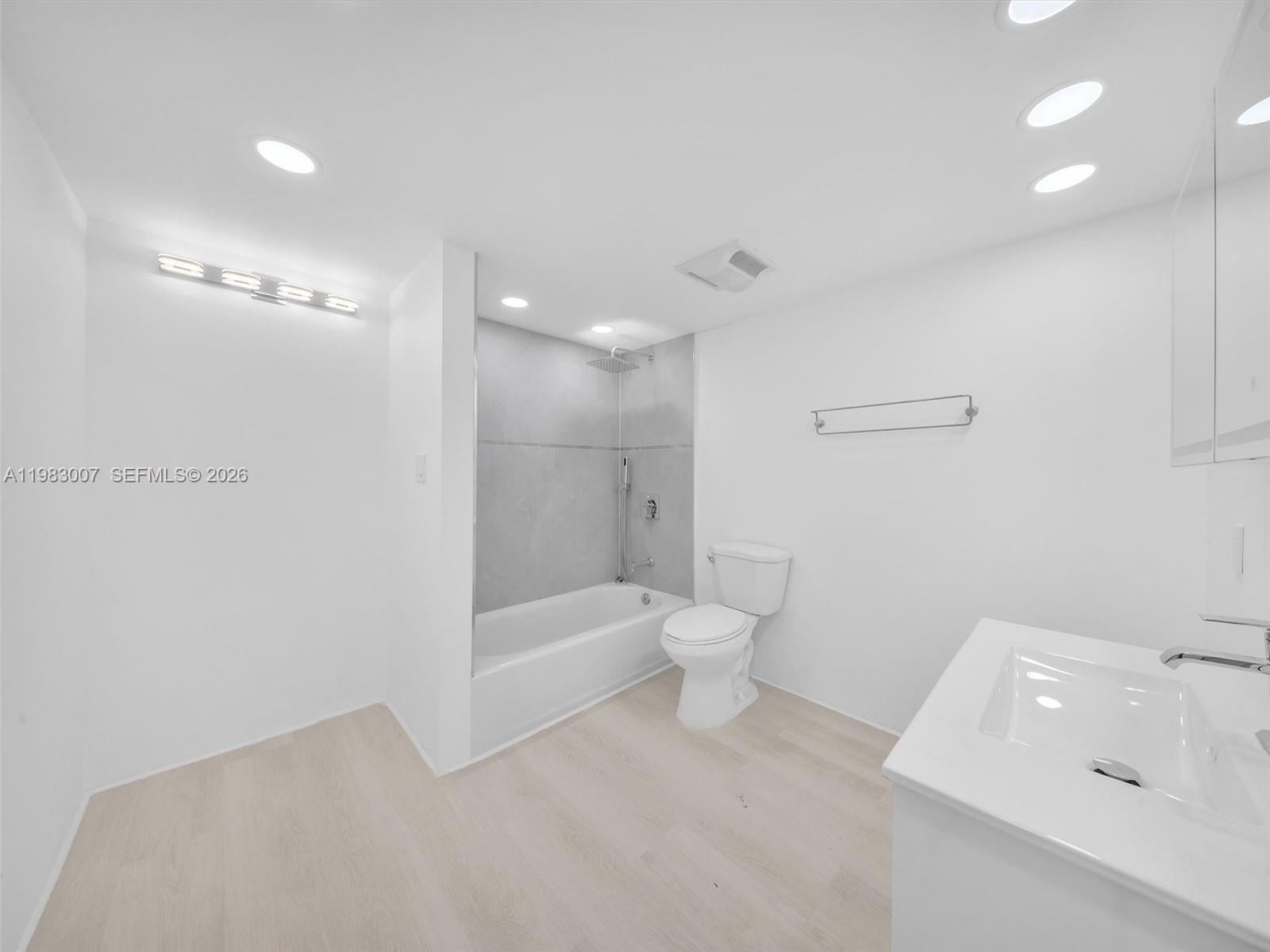WINSTON TOWERS 500 CONDO - Residential