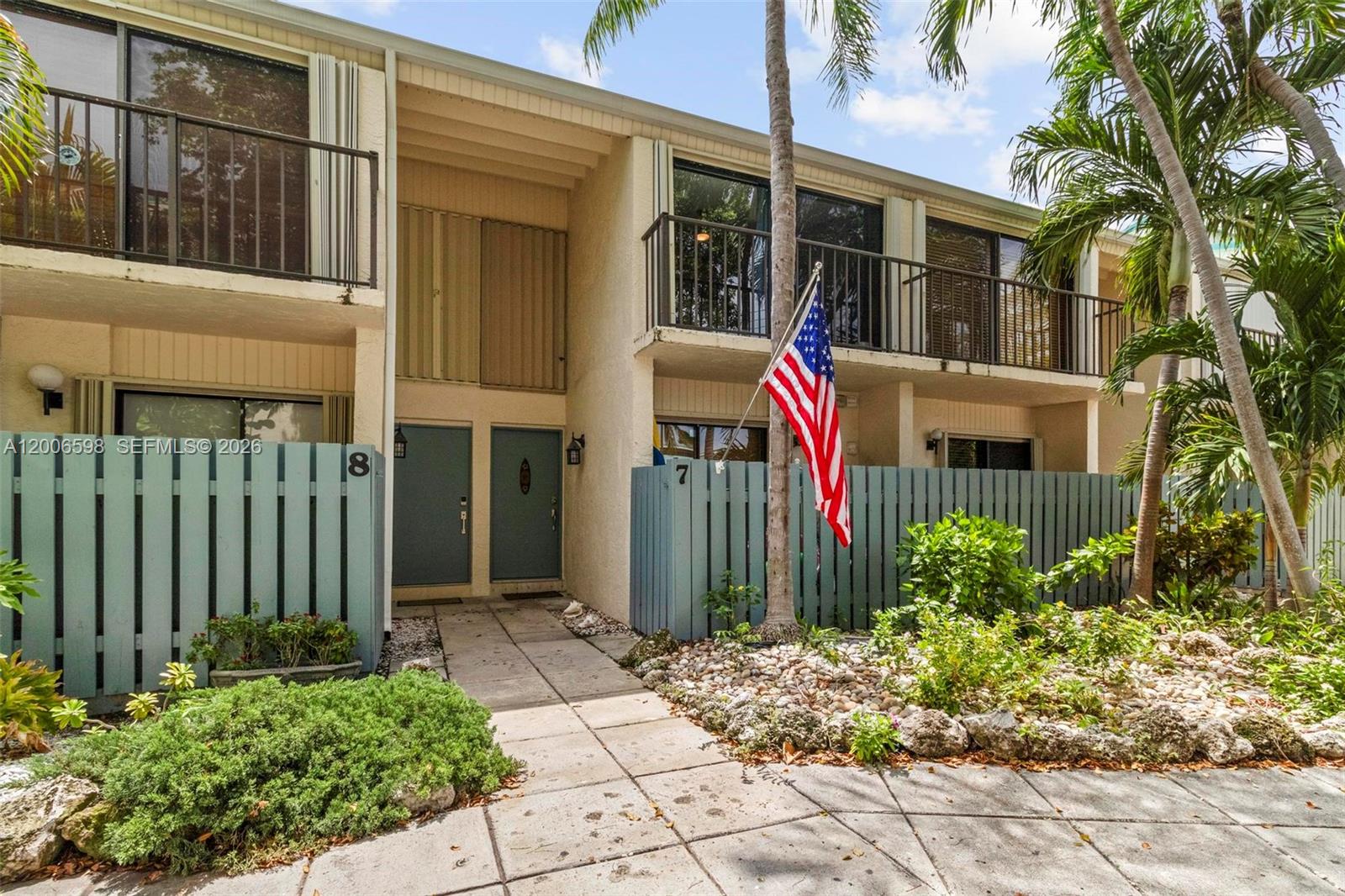 EXECUTIVE BAY CLUB - Residential