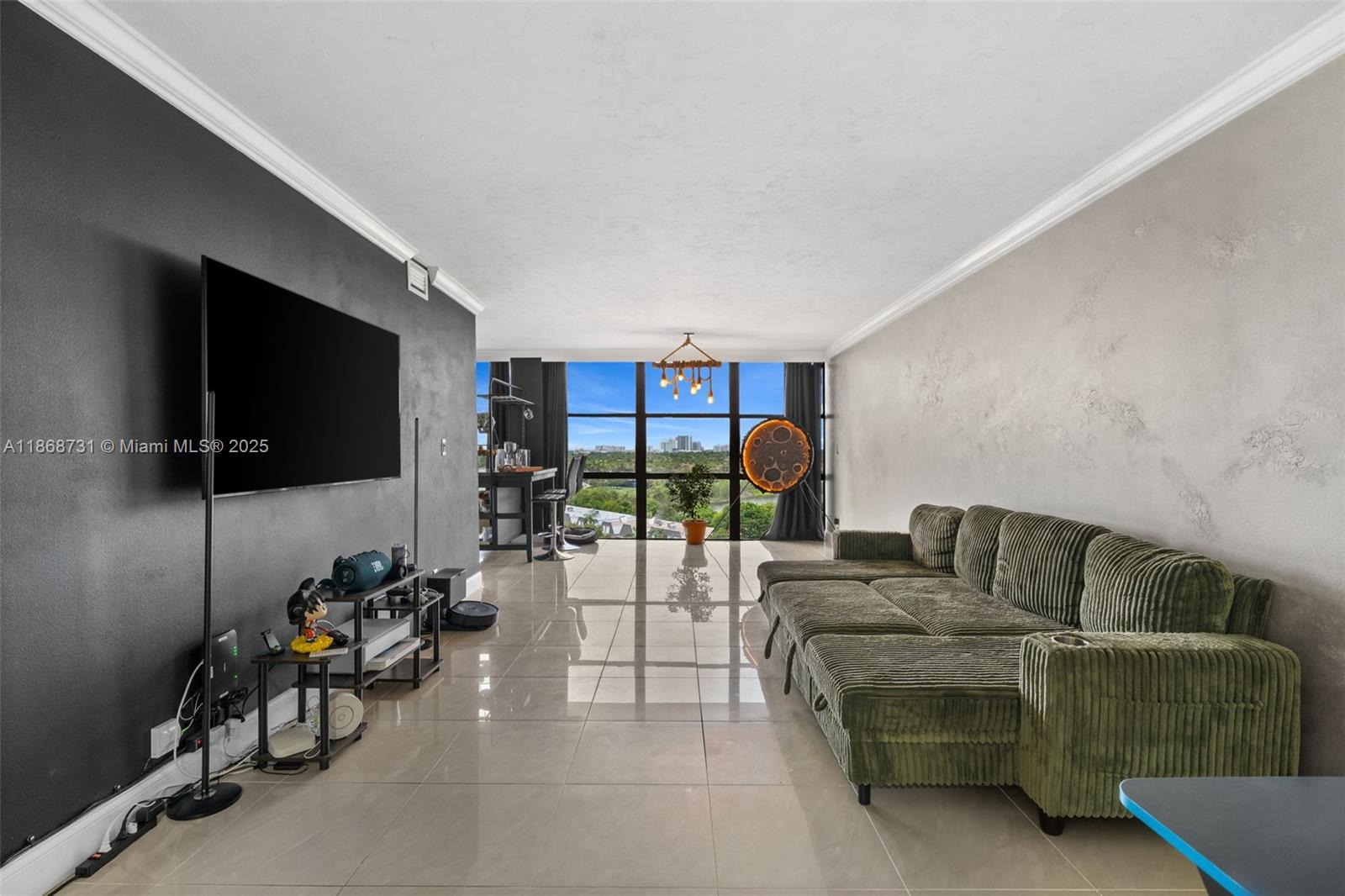 Priced to sell! 
Great high floor convertible condo with great city view in perfect location. Spacious one bedroom plus den with one and a half bathrooms and lots of closet space. Floor to ceiling glass, lots of natural light, unit is in great shape. Condo has all luxury amenities, 24/7 secured lobby, three elevators, extra storage for the unit and much more. Currently unit is tenant occupied.