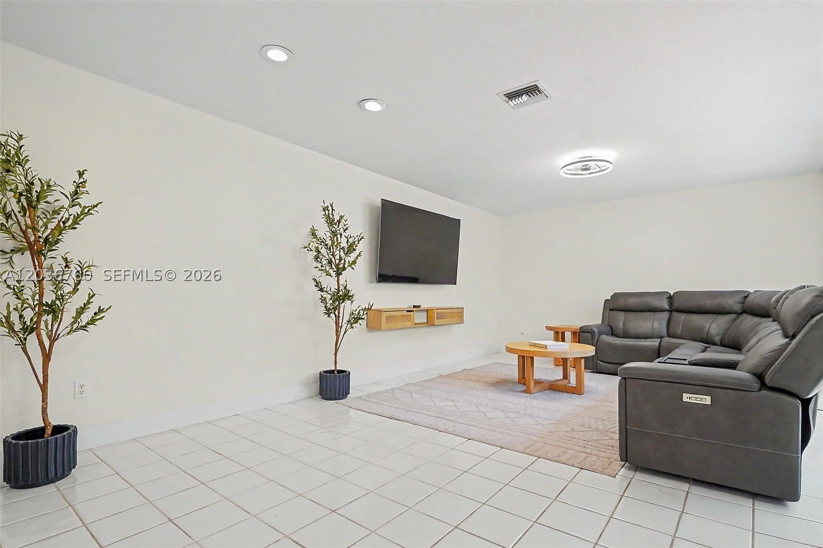 EMBASSY LAKES - Residential