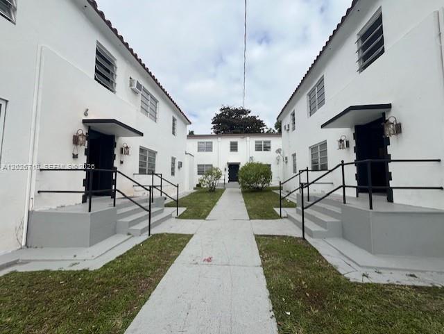 Beautiful apartment with 2 bedrooms and 1 bathroom, super spacious and brigh rooms. Great location, very close to Brickell.