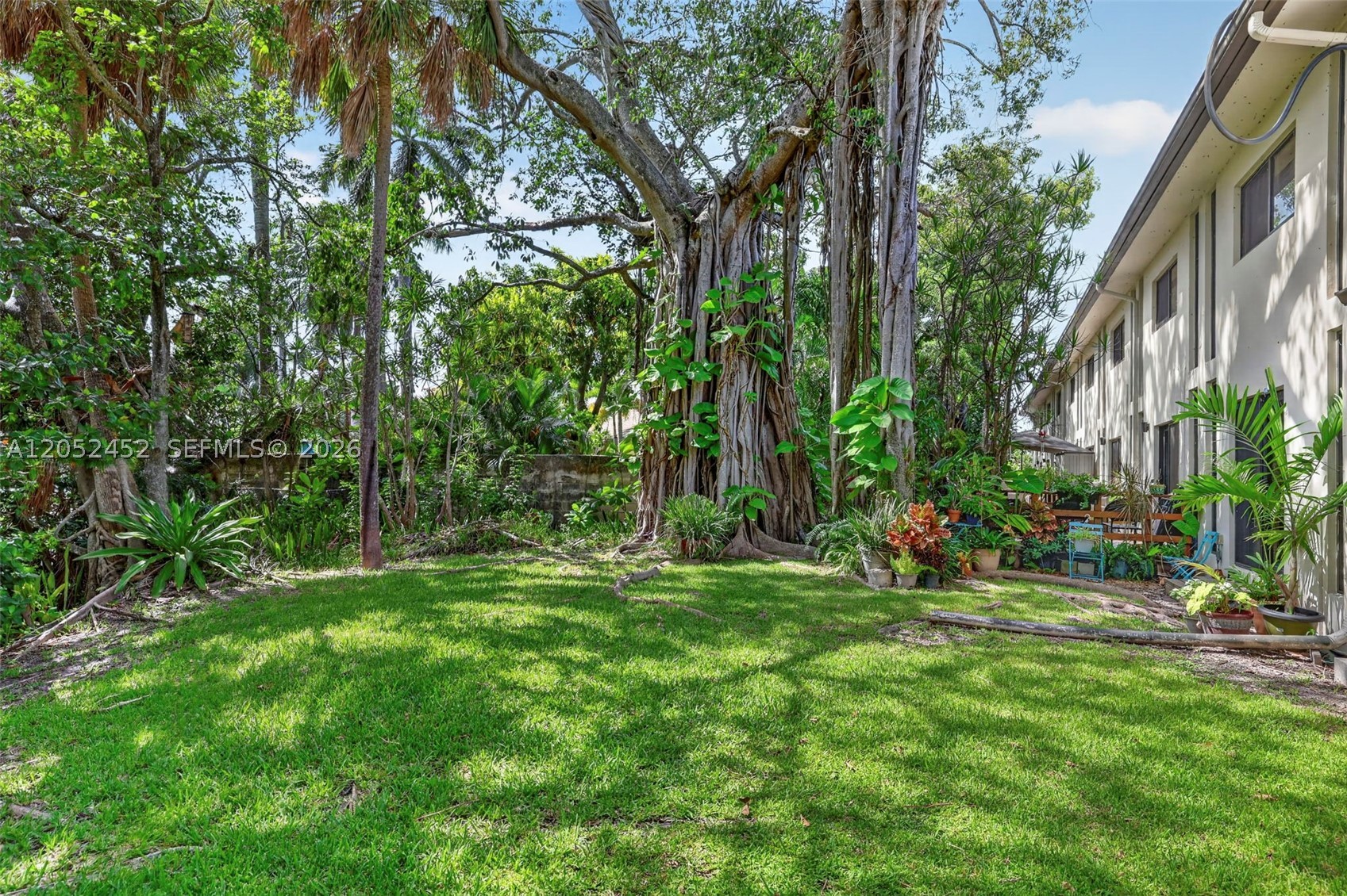 WOODS CONDO - Residential