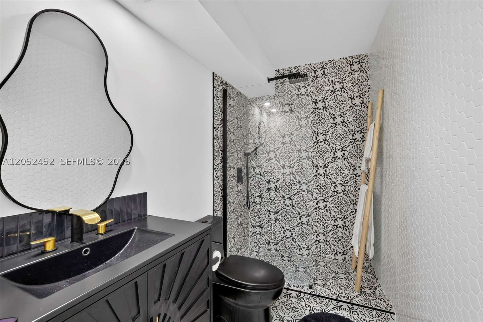 WOODS CONDO - Residential