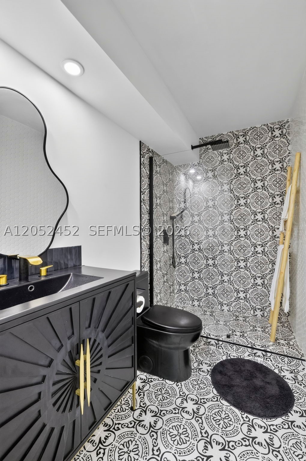 WOODS CONDO - Residential
