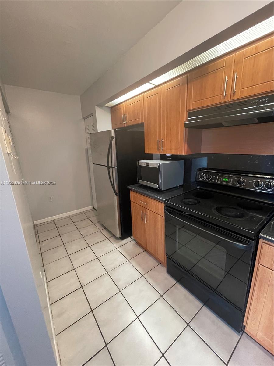 LE CLUB AT OLD CUTLER CON - Residential Lease
