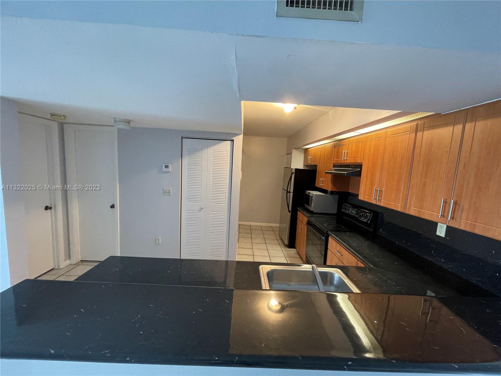 LE CLUB AT OLD CUTLER CON - Residential Lease