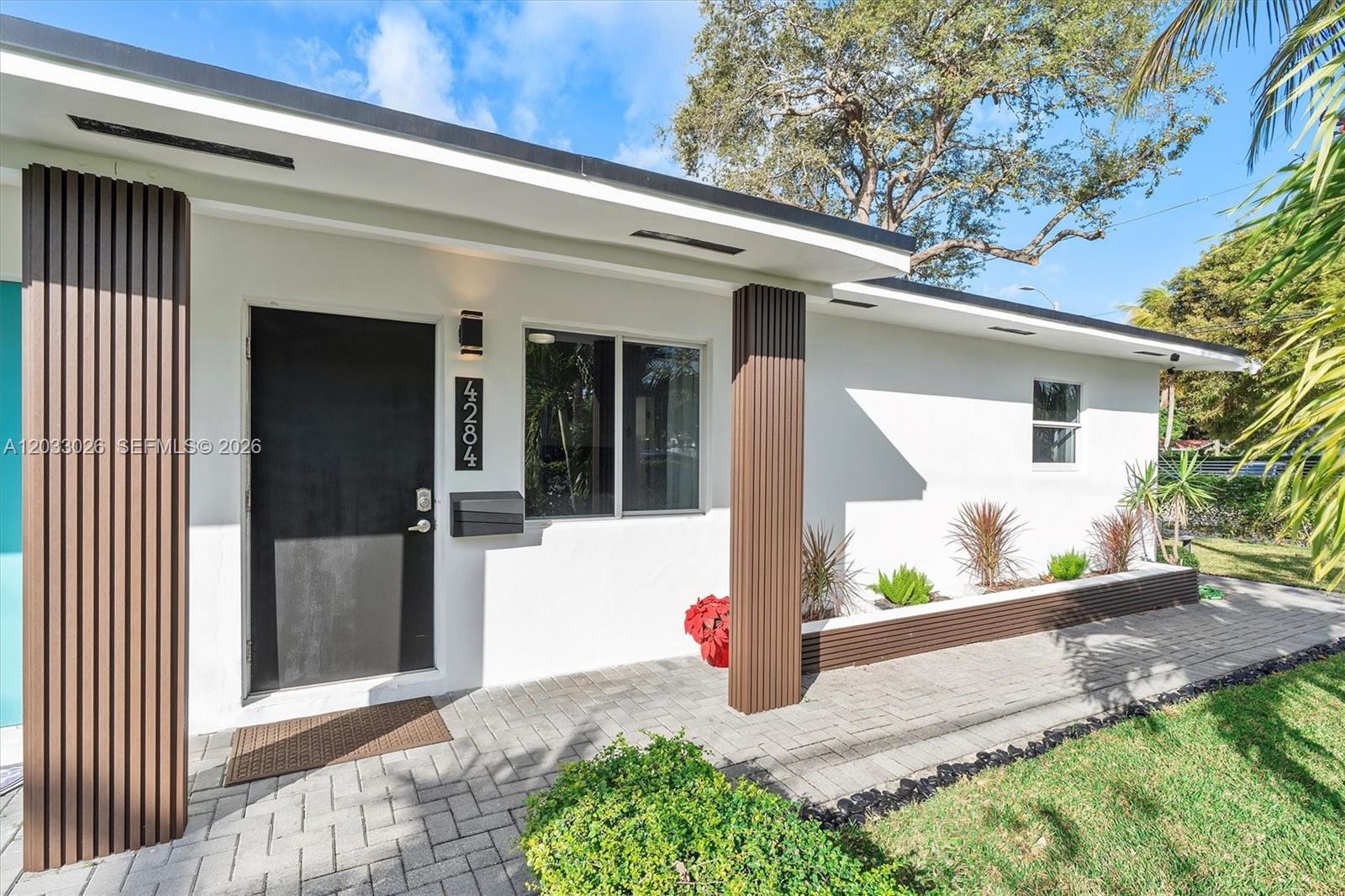 Welcome to this charming rental opportunity in a prime Miami location. Ideally situated just minutes from Wynwood, the Design District, Midtown, and Downtown Miami, this property offers convenient access to some of the city's best dining, shopping, entertainment, and cultural destinations. Enjoy easy connectivity to major highways, making commuting throughout Miami-Dade simple and efficient. Located in a rapidly growing neighborhood, this home combines comfort, convenience, and accessibility. Whether you're looking to be close to Miami’s vibrant urban core or seeking a centrally located place to call home, this property offers an excellent opportunity to enjoy the best of Miami living. Don't miss the chance to stay near some of the city's most sought-after destinations while enjoying the charm and convenience of this well-located residence.
Furnished short-term rental available with flexible lease terms from 1 to 6 months. Able to accommodate 6 people / 2 rooms and one sofa bed.