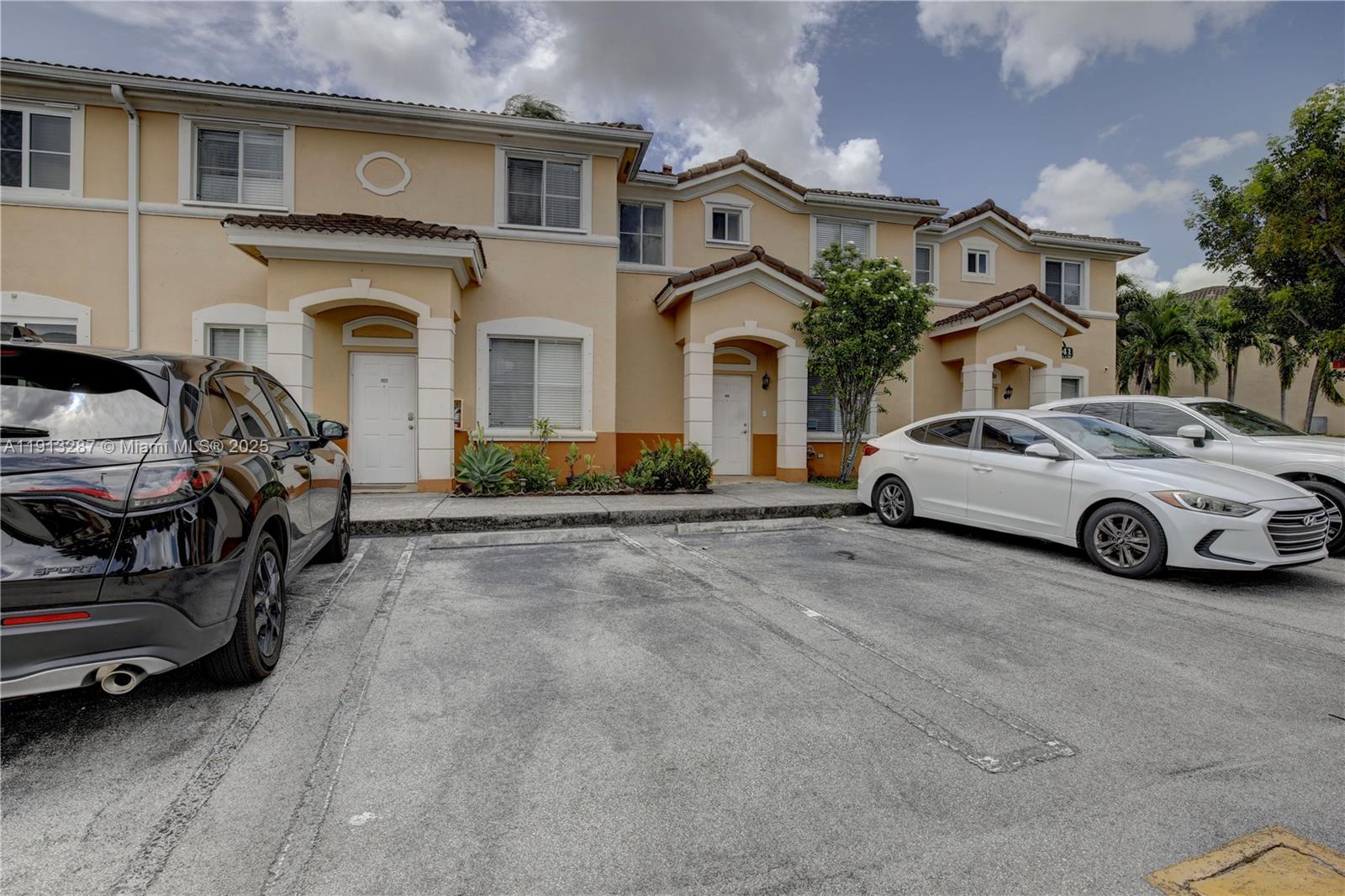 Centrally located Townhouse in Shoma Villas at Country Club. Enjoy the sun-lit living areas with large windows that fill the home with natural light,, and a private backyard that's perfect for for weekend BBQs or cozy evenings under the stars. Located in a friendly community, you're just   from excellent schools, parks, shopping, dining and majors highways. Don't miss out on this amazing opportunity-schedule a viewing today and make this townhouse your new home.