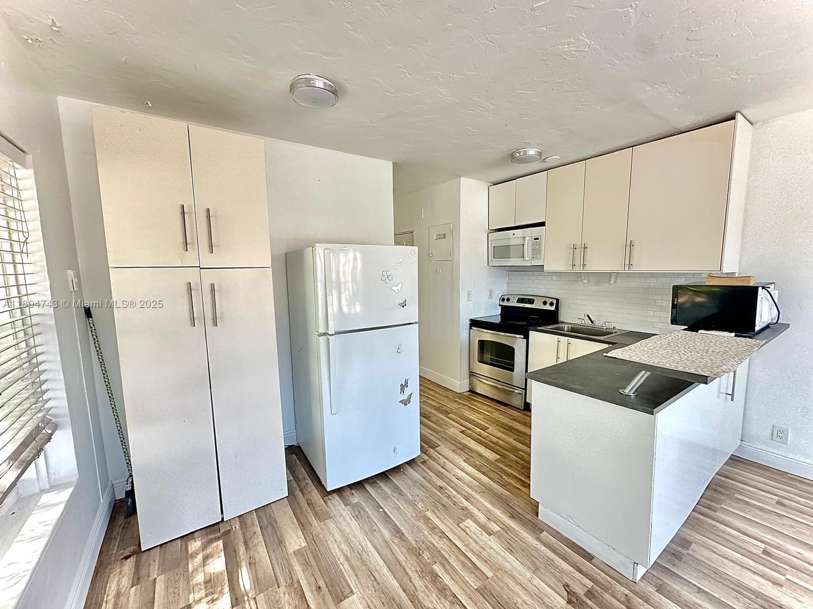 HOLLYWOOD SOUTH SIDE ADD - Residential Lease